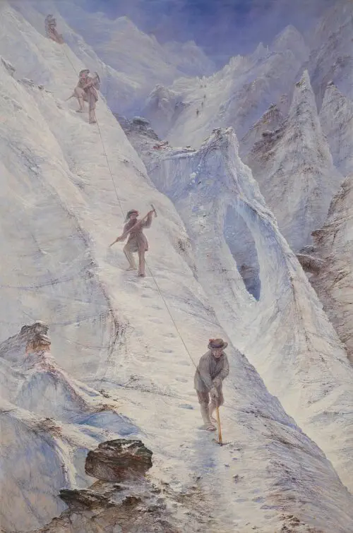 Eine schneebedeckte Bergflanke mit einer absteigenden Seilschaft