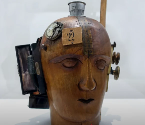 Der Kopf einer Friseurpuppe, an der verschiedene Knöpfe, Anzeigetafeln, Messinstrumente befestigt sind