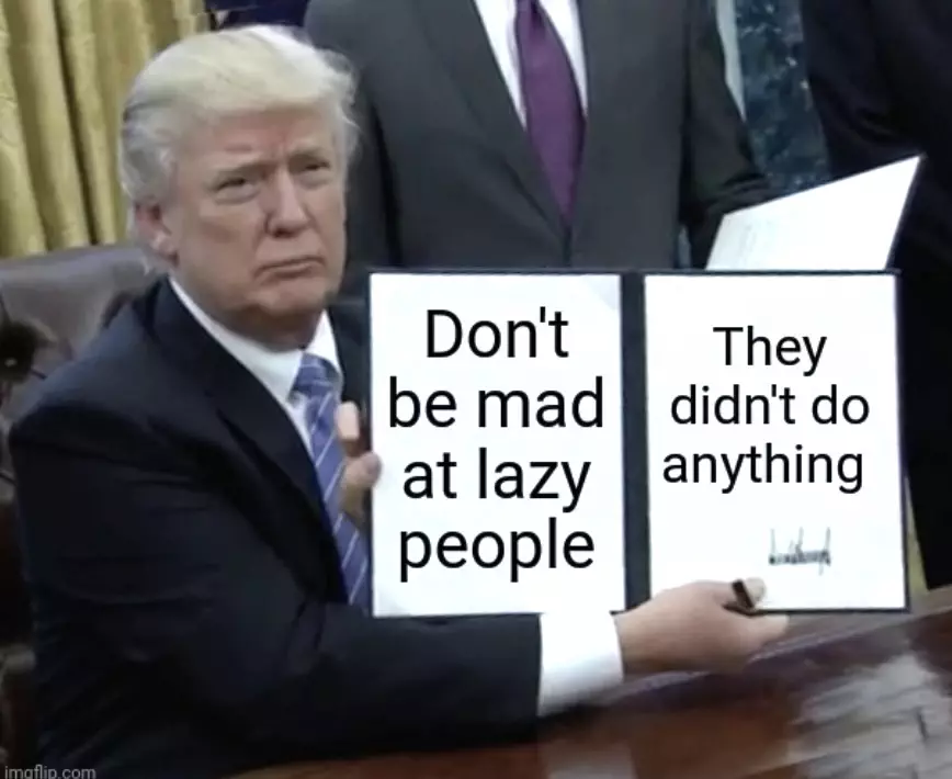 Donald Trump hält eine Tafel in die Kamera mit der Aufschrift: Don't be mad at lazy people, they didn't do anything